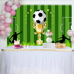 Lofaris Grüner Fußballfeld Hintergrund mit goldenem Pokal und Ball, dynamische Sport-Fotowand für Events und Fotoshootings