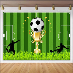 Lofaris Grüner Fußballfeld Hintergrund mit goldenem Pokal und Ball, dynamische Sport-Fotowand für Events und Fotoshootings