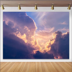 Lofaris Dramatischer Sonnenuntergang Wolkenhintergrund mit goldenem Licht, atmosphärische Kulisse für Fotostudio und Porträts