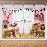 Lofaris Rosa Cowgirl Geburtstagshintergrund mit Scheunentor und Heu, rustikale Western-Kulisse für Fotoshootings und Feiern