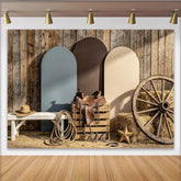 Lofaris Rustikaler Western Fotohintergrund mit Holzstruktur Sattel Wagenrad, perfekte Kulisse für Fotoshootings und Eventdekoration