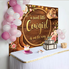 Lofaris Cowgirl Babyparty Hintergrund aus Holz mit goldenem Spruch, Stiefeln und Rosen, süße Western Fotokulisse für Mädchen