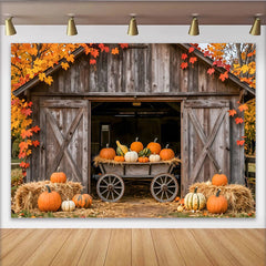 Lofaris Rustikaler Herbsthintergrund mit Scheune Kürbissen und Herbstblättern, ideale Fotokulisse für Erntedankfest und herbstliche Dekoration