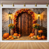 Lofaris Rustikaler Herbsthintergrund mit Holztür, Kürbissen und bunten Herbstblättern, gemütliche Fotokulisse für herbstliche Fotoshootings