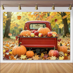 Lofaris Herbstlicher Erntehintergrund mit rotem Vintage-LKW, Kürbissen und Äpfeln, bunte Herbstlaub Kulisse für Erntedankfest und Fotoshooting