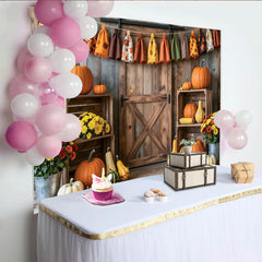 Lofaris Rustikaler Herbsthintergrund mit Kürbissen und Scheunentür, gemütliche Herbstdekoration für Fotoshooting und Erntedankfest