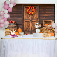 Lofaris Rustikaler Herbsthintergrund mit Holztür und bunten Herbstblättern, Kürbissen und Heuballen, ideale Kulisse für Fotoshooting
