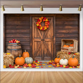 Lofaris Rustikaler Herbsthintergrund mit Holztür und bunten Herbstblättern, Kürbissen und Heuballen, ideale Kulisse für Fotoshooting