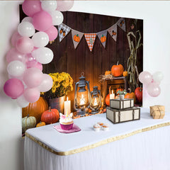 Lofaris Rustikaler Herbsthintergrund mit Kürbissen und Holzstruktur, gemütliche Erntedank-Kulisse für Fotoshooting und Partydekoration