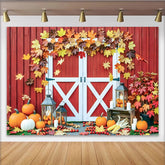 Lofaris Rotes Herbst-Scheunentor-Hintergrund mit Kürbissen und Laub, rustikale Fotowand für herbstliche Dekoration im Studio