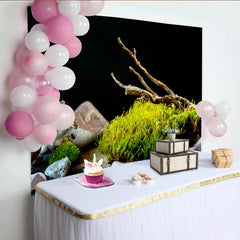Lofaris Detailreicher Naturhintergrund mit grünem Moos, Steinen und Ästen, dunkle Kulisse für professionelle Makrofotografie und Produktbilder