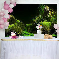 Lofaris Grüner Naturlandschaft Hintergrund mit Felsen und üppigen Pflanzen, realistische Fotokulisse für professionelle Studiofotografie