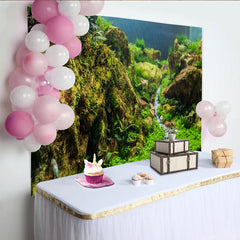 Lofaris Detailreicher Moosfelsen Naturlandschaftshintergrund mit grünen Pflanzen, realistische Fotokulisse für professionelle Studioaufnahmen