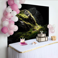 Lofaris Dunkler Moosfelsen-Hintergrund mit leuchtendem Grün und Lichtstrahl, realistische Naturkulisse für professionelle Fotografie im Studio