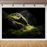 Lofaris Dunkler Moosfelsen-Hintergrund mit leuchtendem Grün und Lichtstrahl, realistische Naturkulisse für professionelle Fotografie im Studio