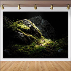 Lofaris Dunkler Moosfelsen-Hintergrund mit leuchtendem Grün und Lichtstrahl, realistische Naturkulisse für professionelle Fotografie im Studio