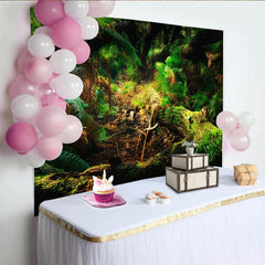 Lofaris Üppiger grüner Waldlandschaftshintergrund mit Farnen und Moos, realistische Fotokulisse für professionelle Naturfotografie