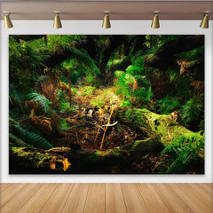 Lofaris Üppiger grüner Waldlandschaftshintergrund mit Farnen und Moos, realistische Fotokulisse für professionelle Naturfotografie
