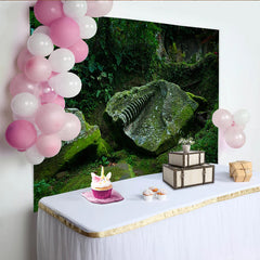 Lofaris Moosgrüner Urwaldfelsenhintergrund mit Steinschnitzerei, mystische Kulisse für professionelle Fotografie und Studio