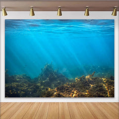 Lofaris Tiefblauer Ozean Unterwasser Hintergrund mit Sonnenstrahlen und Fischen, realistische Meereslandschaft Kulisse für Fotostudio