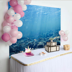 Lofaris Blauer Unterwasser Fotohintergrund mit Sonnenstrahlen und Meeresboden, realistische Kulisse für professionelle Studioaufnahmen