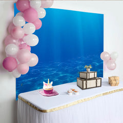 Lofaris Blauer Unterwasser-Fotohintergrund mit Sonnenlicht und Sandboden, realistische Meereskulisse für professionelle Fotoshootings