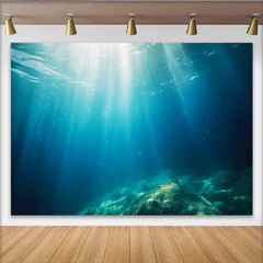 Lofaris Tiefblauer Unterwasser-Fotohintergrund mit Sonnenstrahlen und Meeresboden, realistische Meereslandschaft Kulisse für Studiofotografie