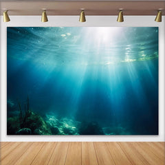 Lofaris Tiefblauer Unterwasser-Sonnenlicht Hintergrund mit Lichtstrahlen, realistische Ozean Kulisse für professionelle Fotografie