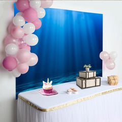 Lofaris Tiefblauer Unterwasser-Fotohintergrund mit Sonnenstrahlen, realistische Meereskulisse mit Sandboden für Studioaufnahmen und Dekoration