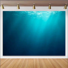 Lofaris Tiefblauer Unterwasser Hintergrund mit Lichtstrahlen und Wellen, ozeanische Fotokulisse für professionelle Studiofotografie
