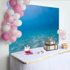 Lofaris Blauer Unterwasserhintergrund mit Sandboden und Sonnenstrahlen, natürliche Meereskulisse für professionelle Fotografie