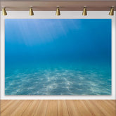 Lofaris Blauer Unterwasserhintergrund mit Sandboden und Sonnenstrahlen, natürliche Meereskulisse für professionelle Fotografie