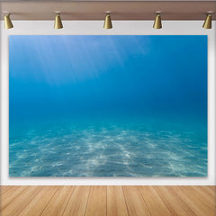 Lofaris Blauer Unterwasserhintergrund mit Sandboden und Sonnenstrahlen, natürliche Meereskulisse für professionelle Fotografie