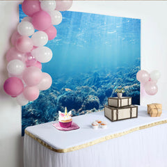 Lofaris Blauer Unterwasser Fotohintergrund mit Sonnenstrahlen und Meeresboden, realistische Kulisse für professionelle Fotoshootings