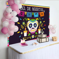 Lofaris Bunter Día de Muertos Zuckerschädel Hintergrund mit Kerzen und Papiergirlande, festliche Kulisse für mexikanische Feierlichkeiten