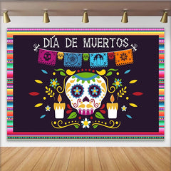Lofaris Bunter Día de Muertos Zuckerschädel Hintergrund mit Kerzen und Papiergirlande, festliche Kulisse für mexikanische Feierlichkeiten