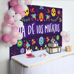 Lofaris Bunter Dia de los Muertos Hintergrund mit Totenköpfen und Blumen, festliche Kulisse für mexikanische Partydekoration