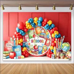 Lofaris Leuchtender Schulanfangshintergrund mit bunten Luftballons und Schulmaterialien, fröhliche Fotowand für Einschulung