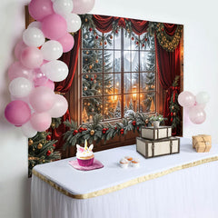 Lofaris Roter Samt Weihnachtshintergrund mit verschneitem Fensterblick und Weihnachtsbaum, festliche Winterkulisse für Fotoshootings
