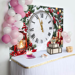 Lofaris Festlicher Silvesterhintergrund mit Uhr und Schnee, rote Beeren und Geschenke, stimmungsvolle Fotokulisse für Winterfeste
