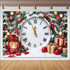 Lofaris Festlicher Silvesterhintergrund mit Uhr und Schnee, rote Beeren und Geschenke, stimmungsvolle Fotokulisse für Winterfeste