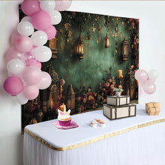 Lofaris Dunkeltürkiser Vintage-Laternen-Partyhintergrund, mit Blumen, Kerzen und Lichterketten für festliche Anlässe