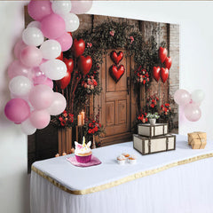 Lofaris Romantischer Valentinstag-Hintergrund mit roten Herzballons, Blumen und rustikaler Holztür, für Paare