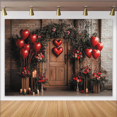 Lofaris Romantischer Valentinstag-Hintergrund mit roten Herzballons, Blumen und rustikaler Holztür, für Paare