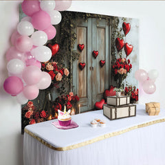 Lofaris Eleganter Valentinstagshintergrund mit roten Rosen und Herzballons, rustikaler Holztür und Kerzenlicht für romantische Feiern