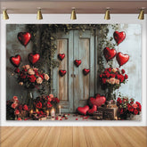 Lofaris Eleganter Valentinstagshintergrund mit roten Rosen und Herzballons, rustikaler Holztür und Kerzenlicht für romantische Feiern
