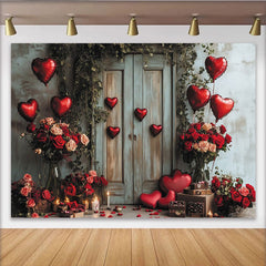 Lofaris Eleganter Valentinstagshintergrund mit roten Rosen und Herzballons, rustikaler Holztür und Kerzenlicht für romantische Feiern