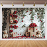 Lofaris Romantischer Valentinstag Hintergrund mit roten Rosen und Herzen, Teddybären und Efeu an weißer Ziegelwand für Fotoshootings