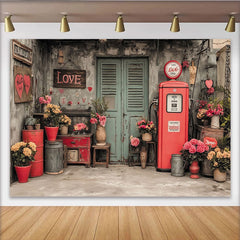 Lofaris Romantischer Vintage-Straßen-Fotohintergrund mit LOVE-Schild, alter Tankstelle und bunten Blumen