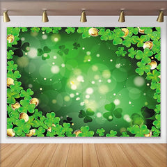 Lofaris Grüner St. Patrick's Day Hintergrund mit Kleeblättern, Goldmünzen und Bokeh-Lichtern für festliche Partydekoration